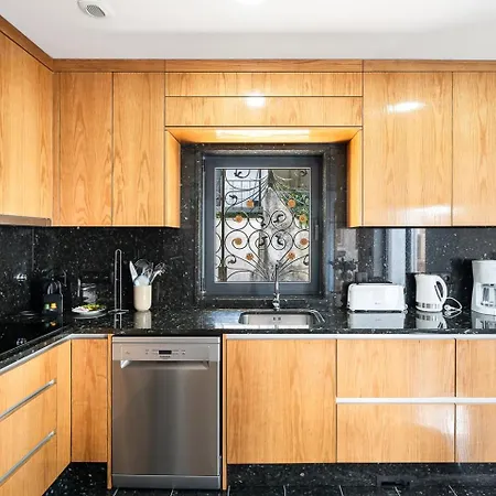 Guestready-contemporary Retreat With Rooftop بيت ضيافة 4*