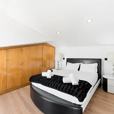 Guestready-contemporary Retreat With Rooftop 게스트하우스 에스포센데